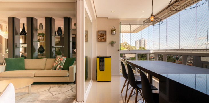 Fechamento da sacada com vidro: o que você precisa saber antes de executar